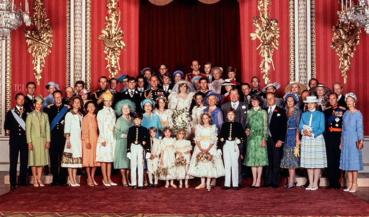 I membri della famiglia reale posano per una fotografia ufficiale a Buckingham Palace dopo il matrimonio del Principe di Galles e di Lady Diana Spencer, 29 luglio 1981 (AFP tramite Getty Images)