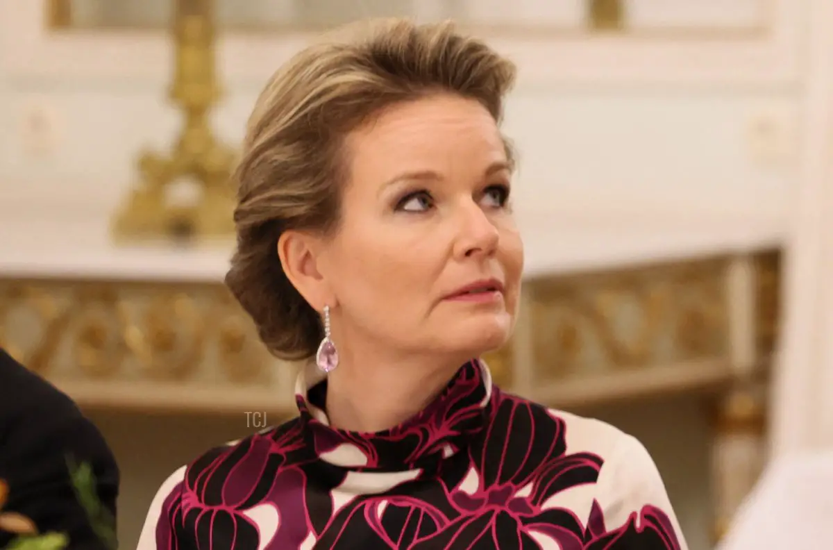 La regina Matilde dei belgi ascolta il presidente austriaco Alexander Van der Bellen durante una cena ufficiale al castello reale di Laeken, 21 marzo 2022 (BENOIT DOPPAGNE/BELGA/AFP via Getty Images)