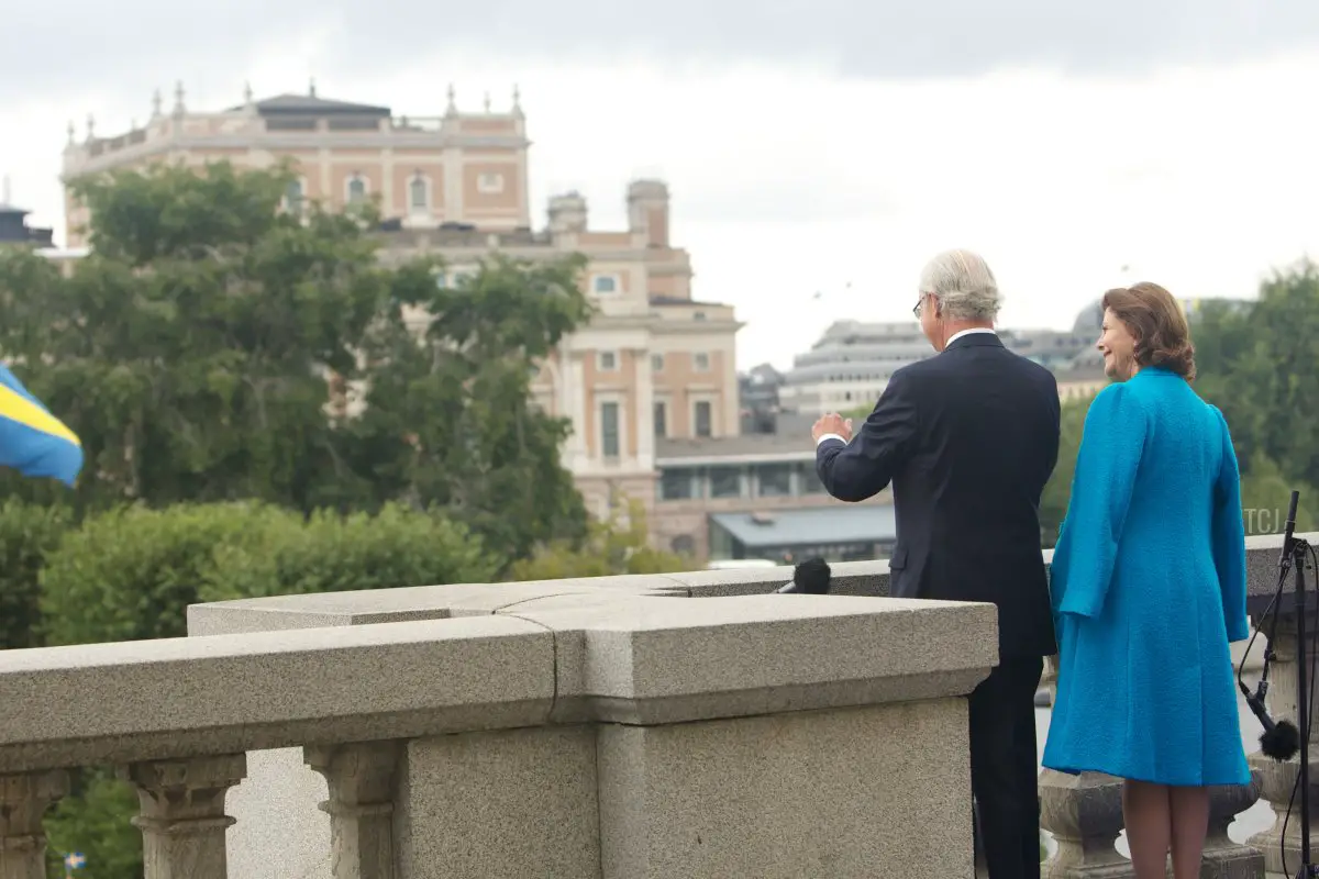 Il re Carl XVI Gustaf e la regina Silvia di Svezia partecipano alle celebrazioni fuori dal Palazzo Reale di Stoccolma per il 40° anniversario dell'ascesa al trono del Re, 15 settembre 2013 (Ragnar Singsaas/Getty Images)