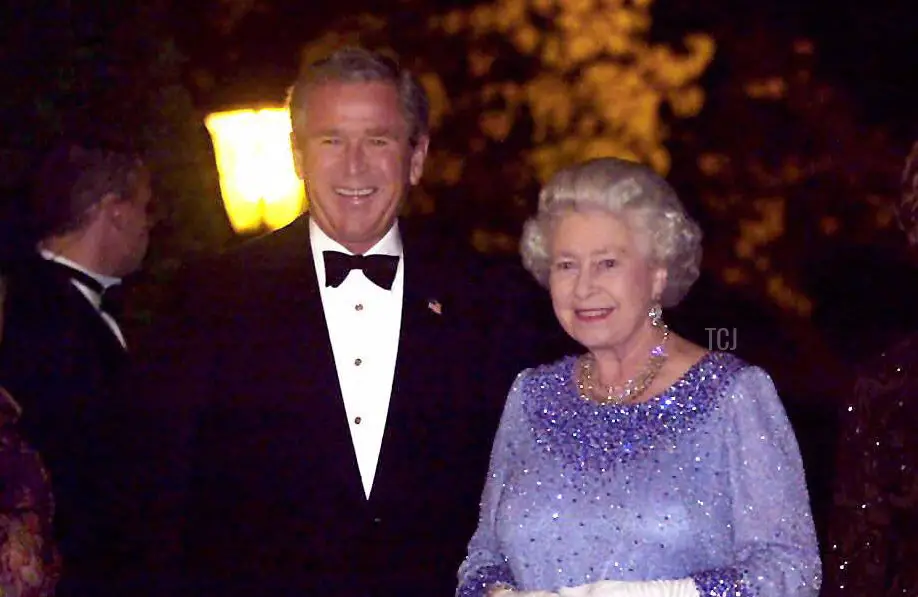 Il Presidente degli Stati Uniti George W. Bush accompagna la Regina Elisabetta II all'interno per la cena reciproca americana alla Winfield House, residenza dell'Ambasciatore statunitense, 20 novembre 2003 a Londra, Inghilterra