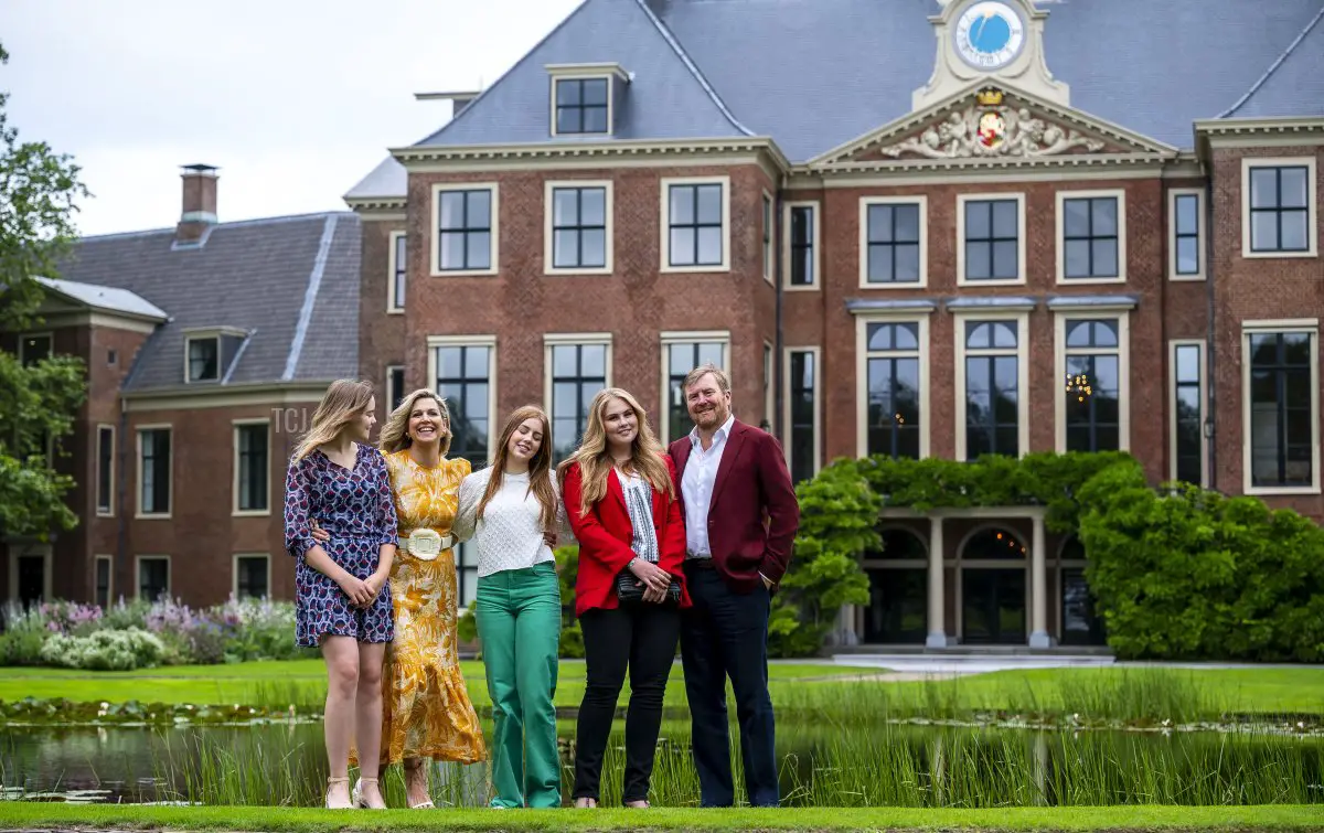 La Famiglia Reale Olandese posa durante la sessione fotografica estiva presso il Palazzo Huis ten Bosch all'Aia, il 16 luglio 2021.