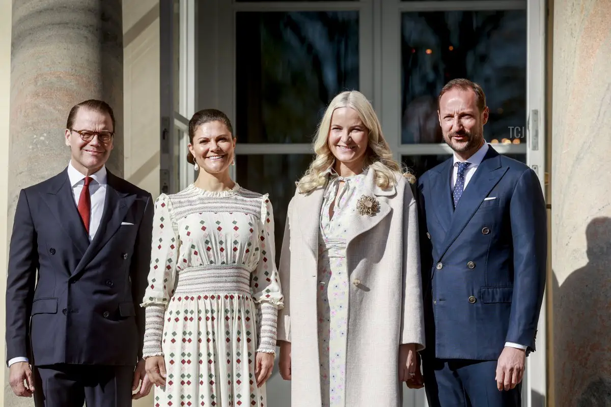 Il Principe Daniel e la Principessa Vittoria di Svezia posano con Mette-Marit, la Principessa ereditaria di Norvegia e Haakon, il Principe ereditario di Norvegia all'esterno del palazzo Haga il 2 maggio 2022 a Stoccolma, Svezia