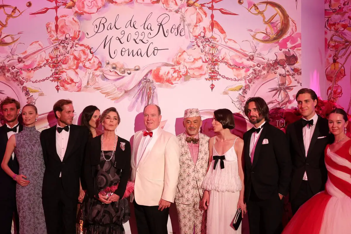 Pierre Casiraghi, sua moglie contessa Beatrice Borromeo, Andrea Casiraghi, sua moglie Tatiana Santo Domingo, Caroline di Hannover, il Principe Alberto II di Monaco, Christian Louboutin, Charlotte Casiraghi, suo marito il produttore francese Dimitri Rassam, Ben-Sylvester Strautmann e Alexandra di Hannover, posano per una photocall durante il 'Bal de la Rose' (Bal Rose), a Monaco, l'8 luglio 2022