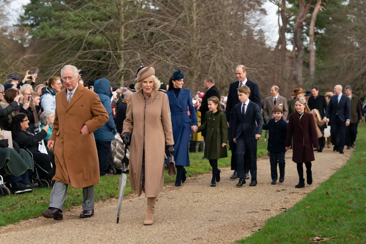 I membri della famiglia reale britannica partecipano a un servizio religioso di Natale al St. Mary Magdalene vicino alla tenuta di Sandringham il 25 dicembre 2023 (Joe Giddens/PA Images/Alamy)