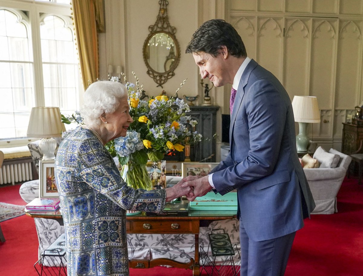 La Regina del Regno Unito, Elisabetta II (a sinistra), stringe la mano al Primo Ministro canadese Justin Trudeau durante un incontro a Windsor Castle, Berkshire, il 7 marzo 2022