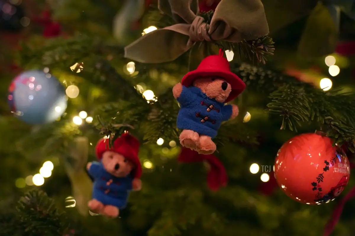 Decorazioni di Paddington Bear su un albero di Natale durante il servizio di canti natalizi 'Insieme a Natale' all'Abbazia di Westminster il 15 dicembre 2022 a Londra, Inghilterra