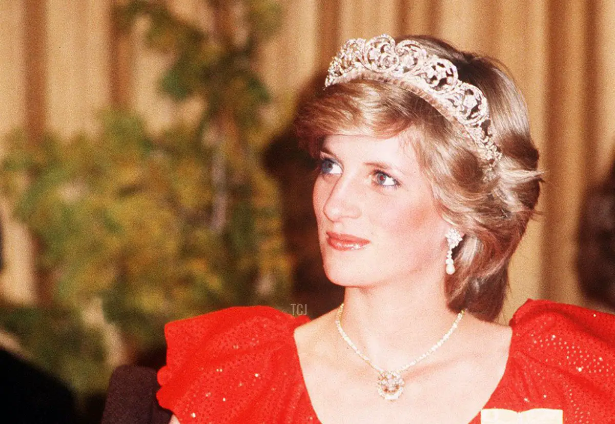 La Principessa Diana in Australia Tasmania durante la Reception di Stato all'Wrest Point Hotel indossando un vestito rosso e tiara marzo 1983