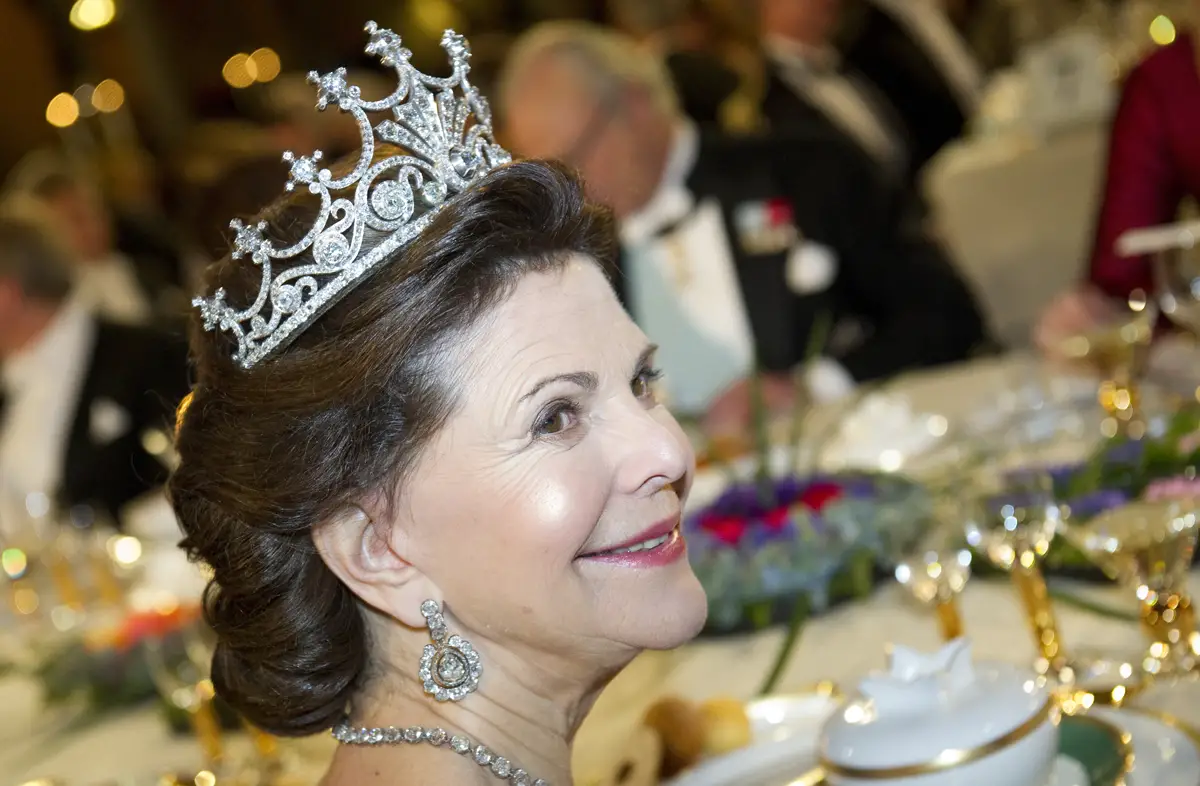 Regina Silvia di Svezia partecipa al banchetto del Premio Nobel a Stoccolma il 10 dicembre 2011 (JONATHAN NACKSTRAND/AFP/Getty Images)