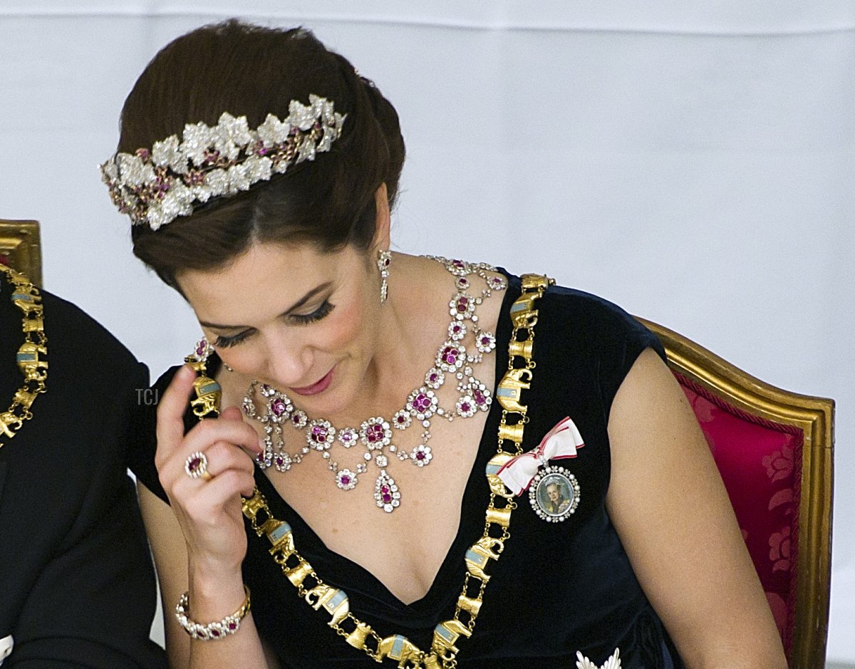 La Principessa Danese Mary (R) e il Re Konstantin partecipano alla Cena di Gala al Castello di Christiansborg in occasione del 40° giubileo della Regina Danese Margrethe il 15 gennaio 2012