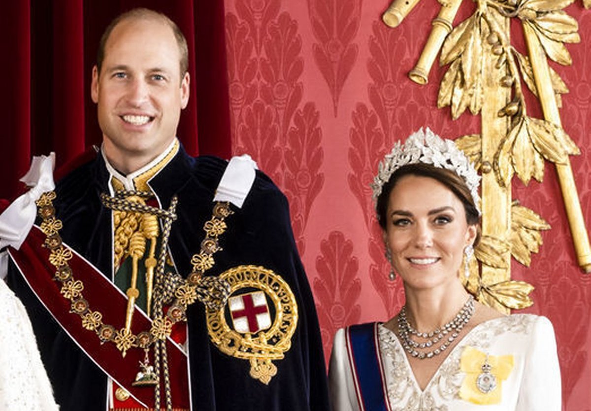 Il Principe e la Principessa di Galles sono ritratti nel ritratto ufficiale della incoronazione di Re Carlo III e della Regina Camilla a Buckingham Palace il 6 maggio 2023 (Hugo Bernand/Buckingham Palace)