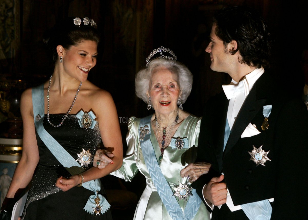 Il Principe Carl Philip, la Principessa Lilian e la Principessa ereditaria Victoria arrivano per la cena del re al Palazzo Reale di Stoccolma il 11 dicembre 2004 (Wolfgang Rattay/Reuters/Alamy)