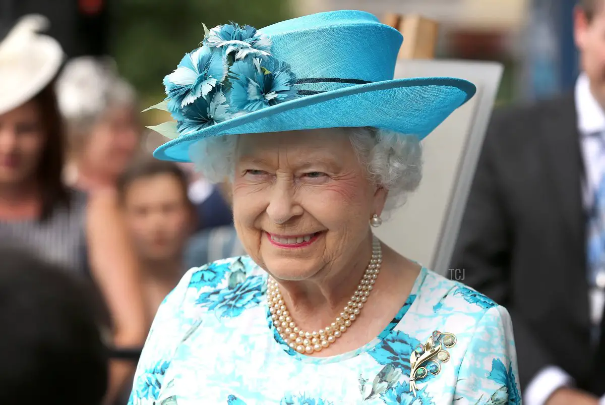 La regina Elisabetta II arriva al Broadway Theatre il 16 luglio 2015 a Barking, Regno Unito (Tim P. Whitby/Getty Images)