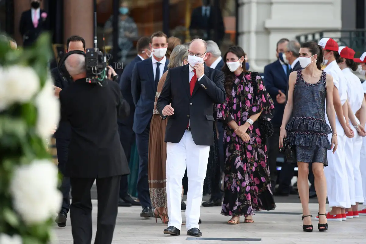 Il Principe Alberto II di Monaco, Tatiana Santo Domingo e Charlotte Rassam arrivano per assistere al Concerto Estivo della Croce Rossa il 16 luglio 2021 a Monte-Carlo, Monaco