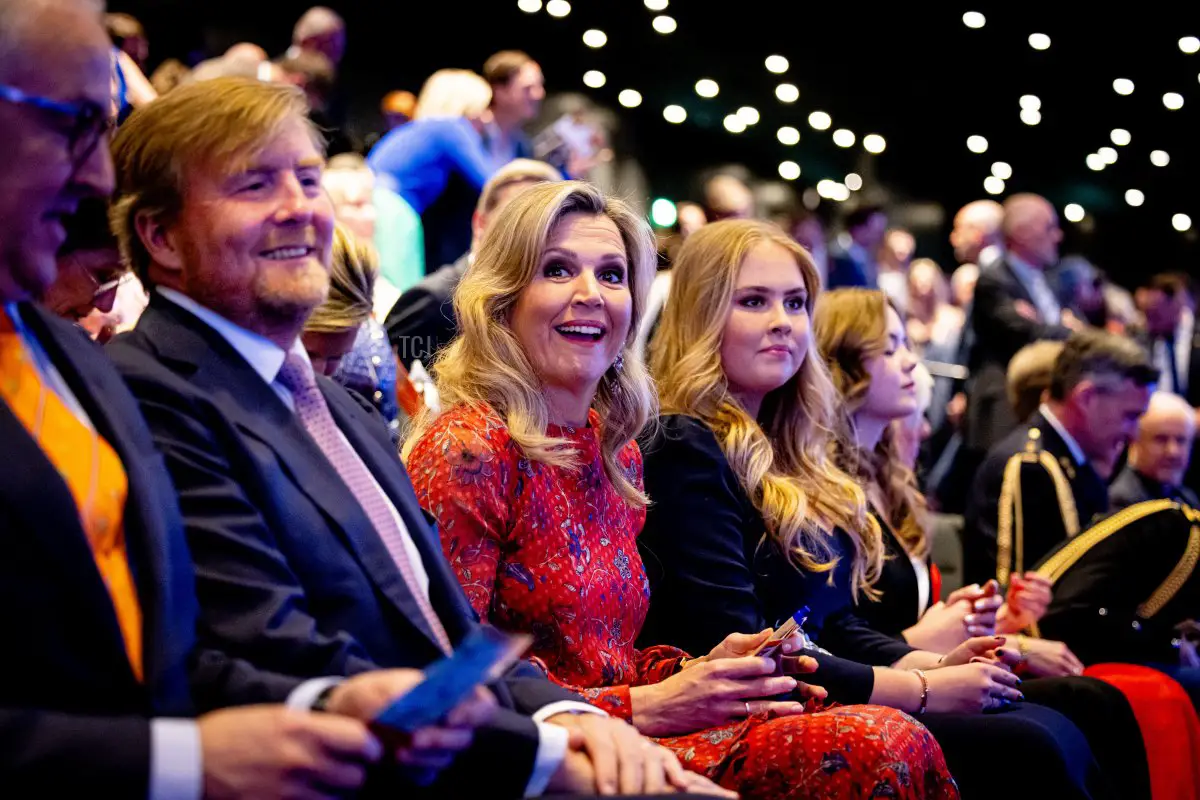 Re Willem-Alexander, Regina Maxima, Principessa Amalia e Principessa Ariane dei Paesi Bassi partecipano al concerto del Giorno del Re il 19 aprile 2023 a Rotterdam, Paesi Bassi (Patrick van Katwijk/Getty Images)