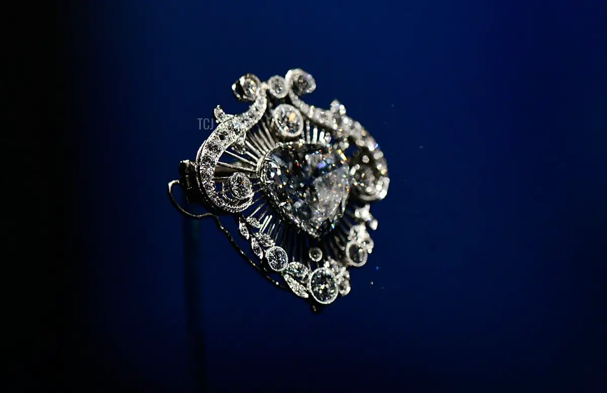 Il broche Cullinan V in mostra nell'esposizione Diamonds: A Jubilee Celebration, parte dell'apertura estiva di Buckingham Palace il 28 giugno 2012 a Londra, Inghilterra