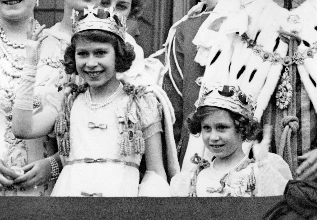 La regina Elisabetta (2nd-L, futura regina madre), sua figlia la Principessa Elisabetta (4th-L, futura Regina Elisabetta II), la regina Mary (C), la Principessa Margaret (5th-L) e il re Giorgio VI (R), posano al balcone di Buckingham Palace il 12 maggio 1937