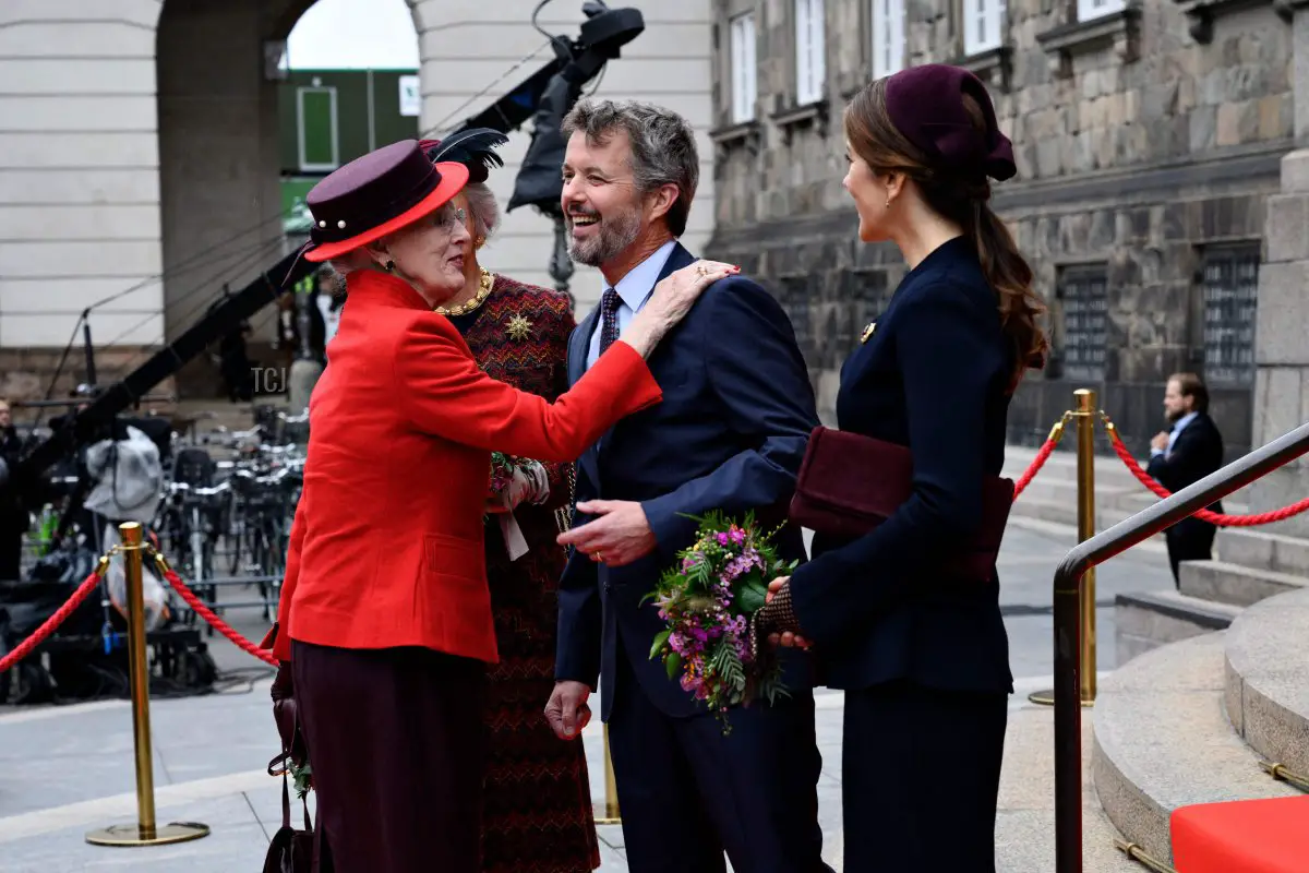 La regina Margrethe di Danimarca, il principe ereditario Frederik di Danimarca, la principessa ereditiera Mary di Danimarca e la principessa Benedikte di Danimarca arrivano all'apertura del Parlamento danese Folketinget 2021 a Copenaghen, Danimarca, il 5 ottobre 2021