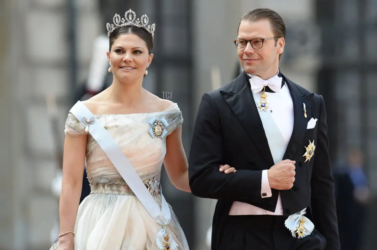 La Principessa Vittoria di Svezia (sinistra) e il Principe Daniel di Svezia arrivano per il matrimonio del Principe ereditario di Svezia Carl Philip e Sofia Hellqvist al Palazzo di Stoccolma il 13 giugno 2015