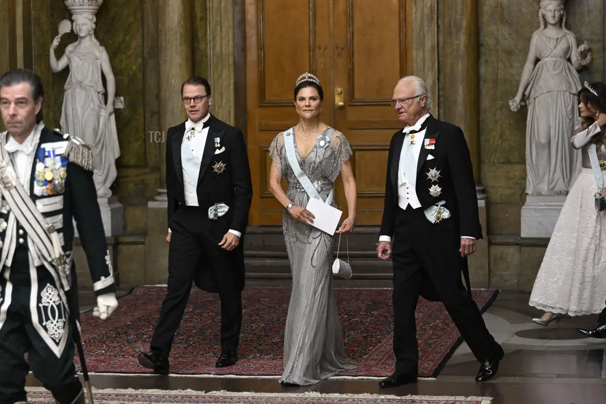 Il principe Daniel, la principessa ereditaria Victoria e il re Carl Gustaf arrivano a una cena al Palazzo di Stoccolma il 29 settembre 2022