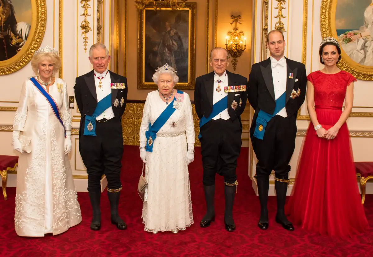 La Regina e il Duca di Edimburgo, insieme al Principe di Galles, alla Duchessa di Cornovaglia, e al Duca e alla Duchessa di Cambridge, arrivano alla reception serale annuale per i membri del Corpo Diplomatico a Buckingham Palace a Londra il 8 dicembre 2016 (Dominic Lipinski-WPA Pool/Getty Images)