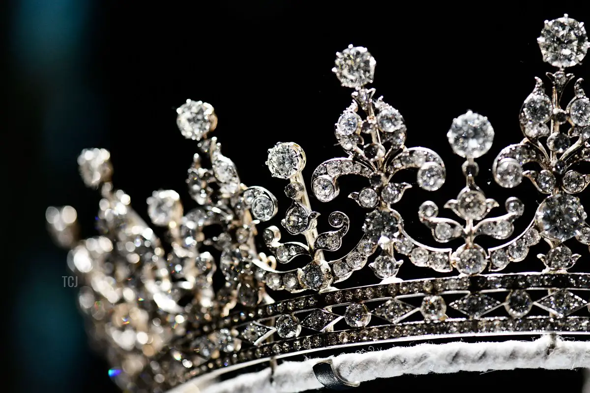 La Tiara delle Ragazze di Gran Bretagna e Irlanda esposta nella mostra Diamanti: una celebrazione del Giubileo, parte dell'apertura estiva di Buckingham Palace, il 28 giugno 2012 a Londra, Inghilterra (Bethany Clarke/Getty Images)