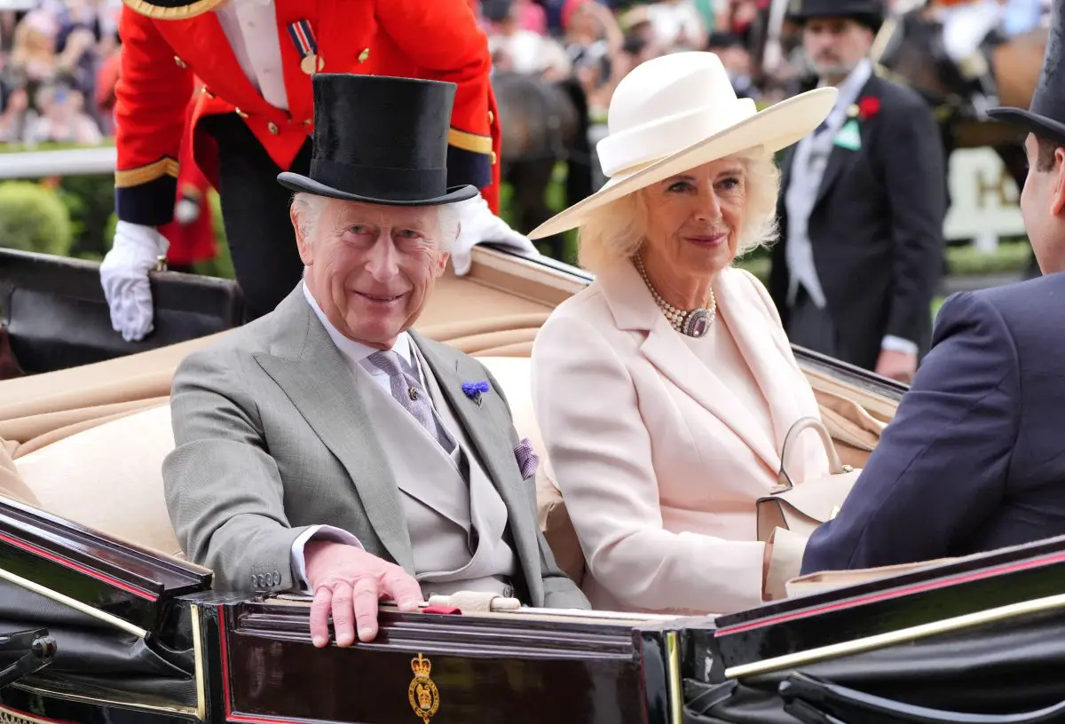 Il Re e la Regina arrivano per il quinto giorno di Royal Ascot il 22 giugno 2024 (Jonathan Brady/PA Images/Alamy)