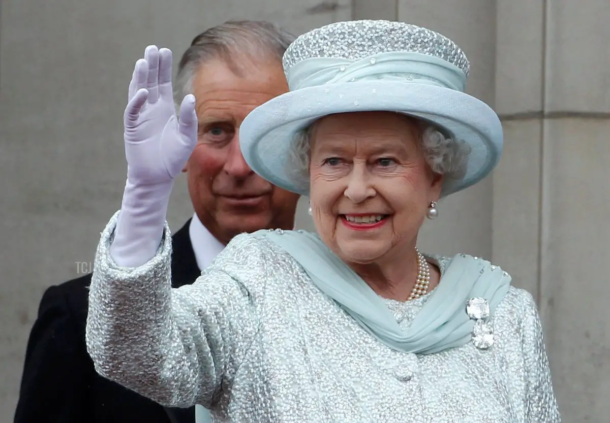 La regina Elisabetta II saluta dal balcone di Buckingham Palace mentre il principe Carlo, principe di Galles, osserva, durante il finale delle celebrazioni per il Giubileo di diamante della regina il 5 giugno 2012 a Londra, Inghilterra