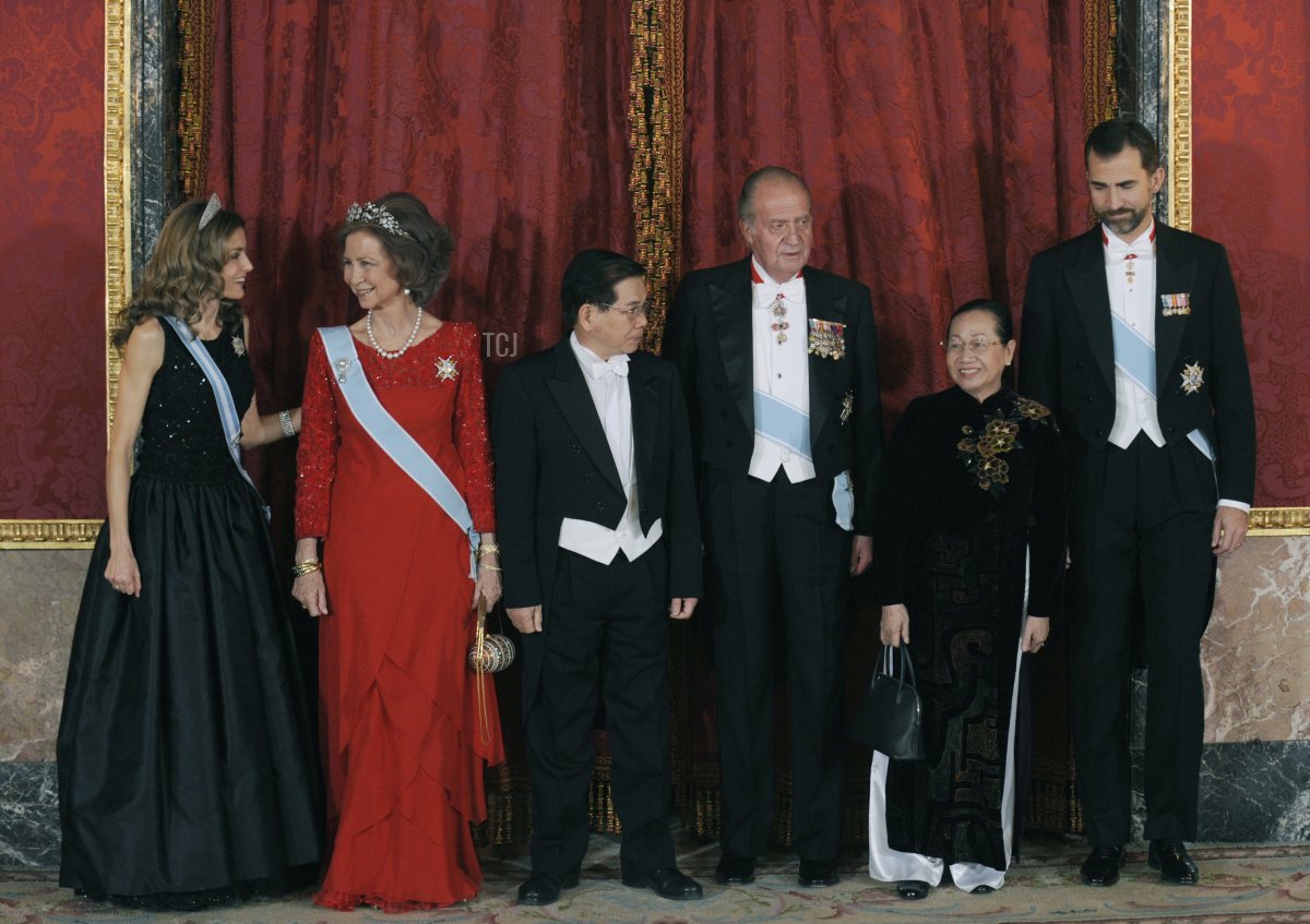 La Principessa Letizia di Spagna, la Regina Sofia, il Presidente del Vietnam Nguyen Minh Triet, il Re Juan Carlos, la moglie di Triet Tran Thi Kim Chi e il Principe Felipe di Spagna posano al Palazzo Oriente di Madrid, il 14 dicembre 2009