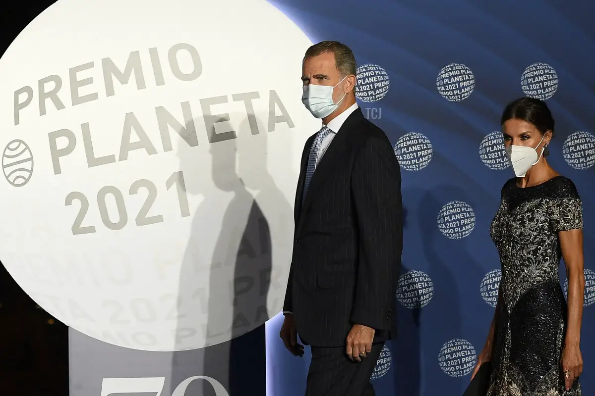 Il re di Spagna Felipe VI (a sinistra) e la regina di Spagna Letizia arrivano per la 70esima edizione della cerimonia di premiazione del Premio Planeta a Barcellona il 15 ottobre 2021