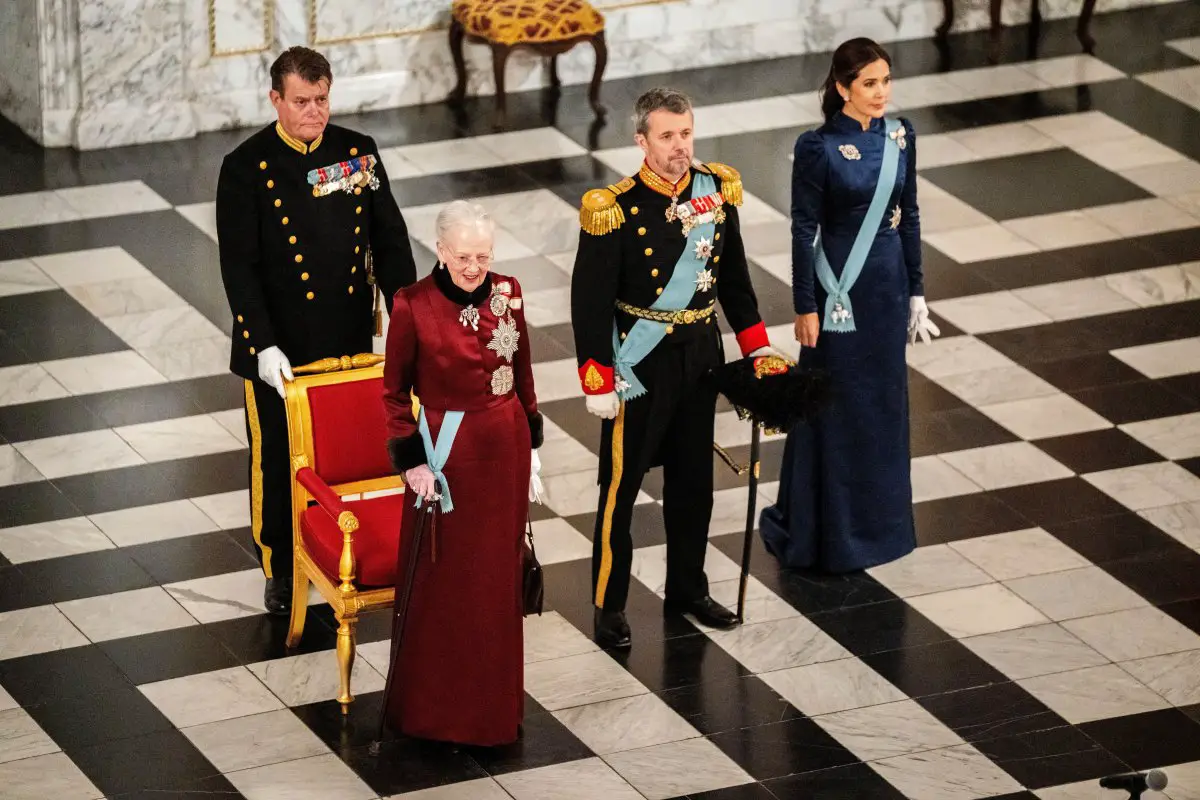 La Regina Margrethe II di Danimarca, con il Principe Ereditario Frederik e la Principessa Ereditiera Mary, partecipa a una ricezione di Capodanno per i membri del Corpo Diplomatico al Palazzo di Christiansborg a Copenhagen il 3 gennaio 2024 (Ritzau/Alamy)