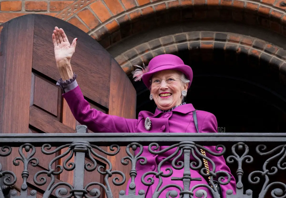 La regina di Danimarca Margrethe II saluta i presenti dal balcone del municipio di Copenaghen prima delle celebrazioni per il 50° anniversario del regno della regina, a Copenaghen, Danimarca, il 12 novembre 2022