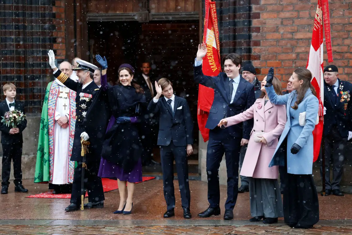 Il re e la regina di Danimarca, con i loro quattro figli, arrivano per un servizio presso la Cattedrale di Aarhus il 21 gennaio 2024 (Ritzau/Alamy)