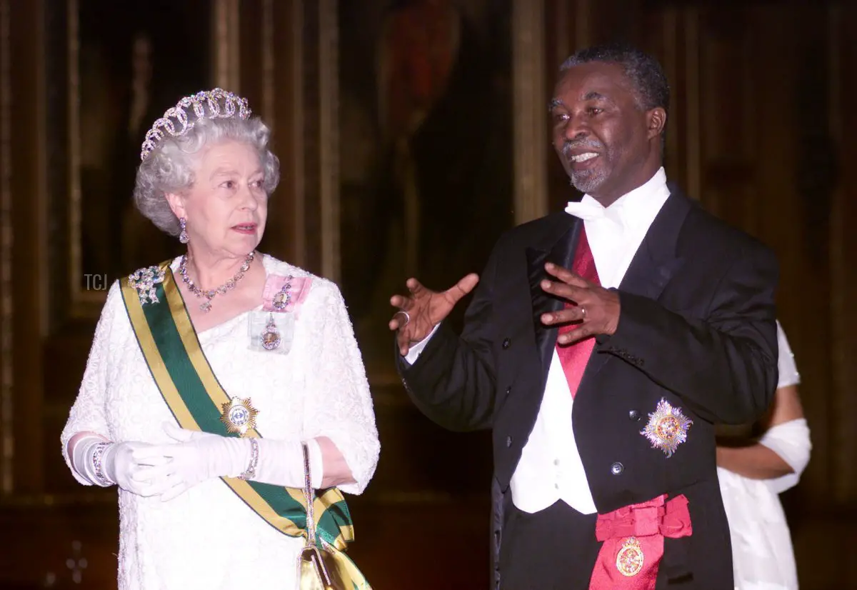 La Regina Elisabetta II d'Inghilterra e il presidente sudafricano Thabo Mbeki si avvicinano al banchetto di stato nella St George's Hall al Castello di Windsor, Berkshire, 12 Giugno 2001, durante la sua visita di stato in Inghilterra