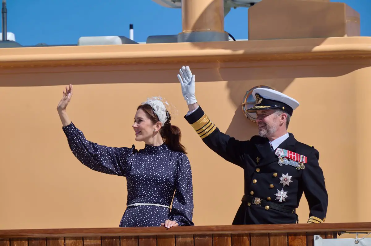 Il Re e la Regina di Danimarca salutano dal ponte dello Yacht Reale Dannebrog il 2 maggio 2024 (Stefan Lindblom/TT News Agency/Alamy)