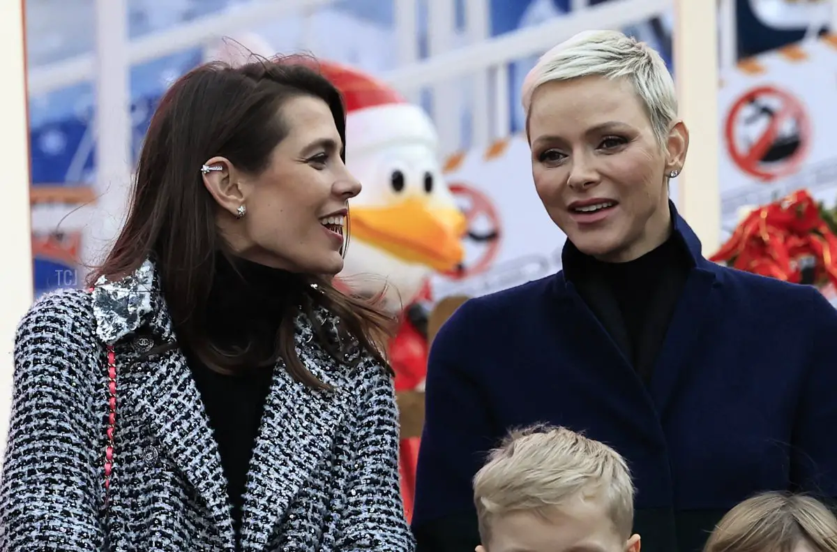 La Principessa Charlene di Monaco (R) e Charlotte Casiraghi (L) inaugurano il villaggio di Natale a Monaco, il 2 dicembre 2022