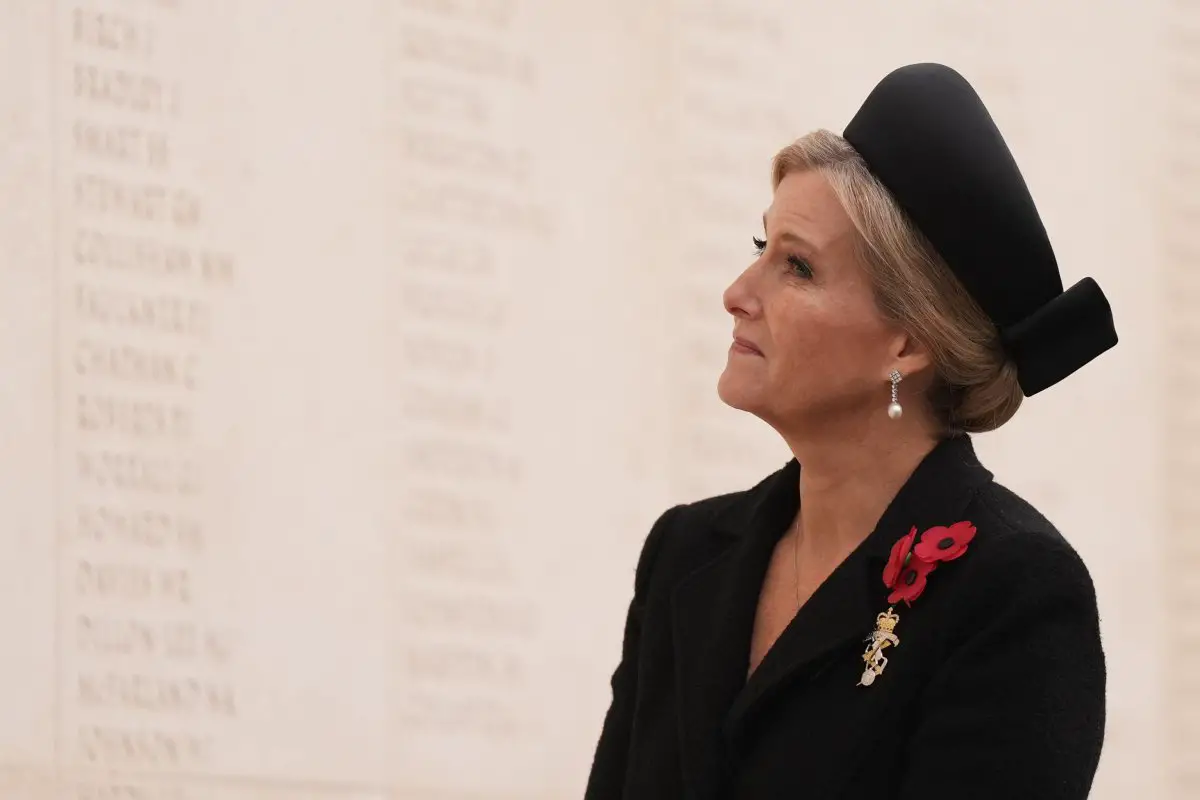 La Duchessa di Edimburgo partecipa a un servizio del Giorno dell'Armistizio all'Arboreto Nazionale del Memoriale nel Staffordshire l'11 novembre 2024 (Jacob King/PA Images/Alamy)