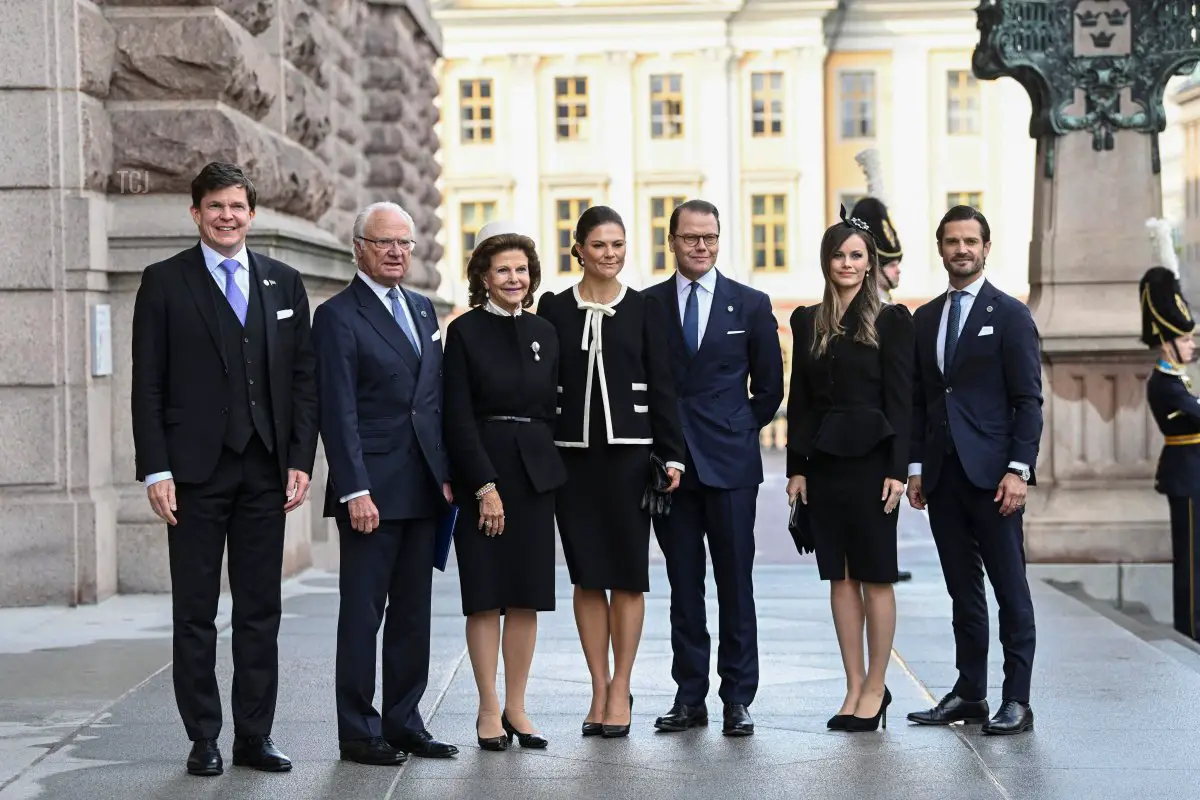 Il Presidente del Parlamento Andreas Norlen, Re Carl XVI Gustaf, Regina Silvia, Principessa Vittoria, Principe Daniel, Principessa Sofia e Principe Carl Philip arrivano all'apertura della sessione del Riksdag a Stoccolma, Svezia, 27 settembre 2022