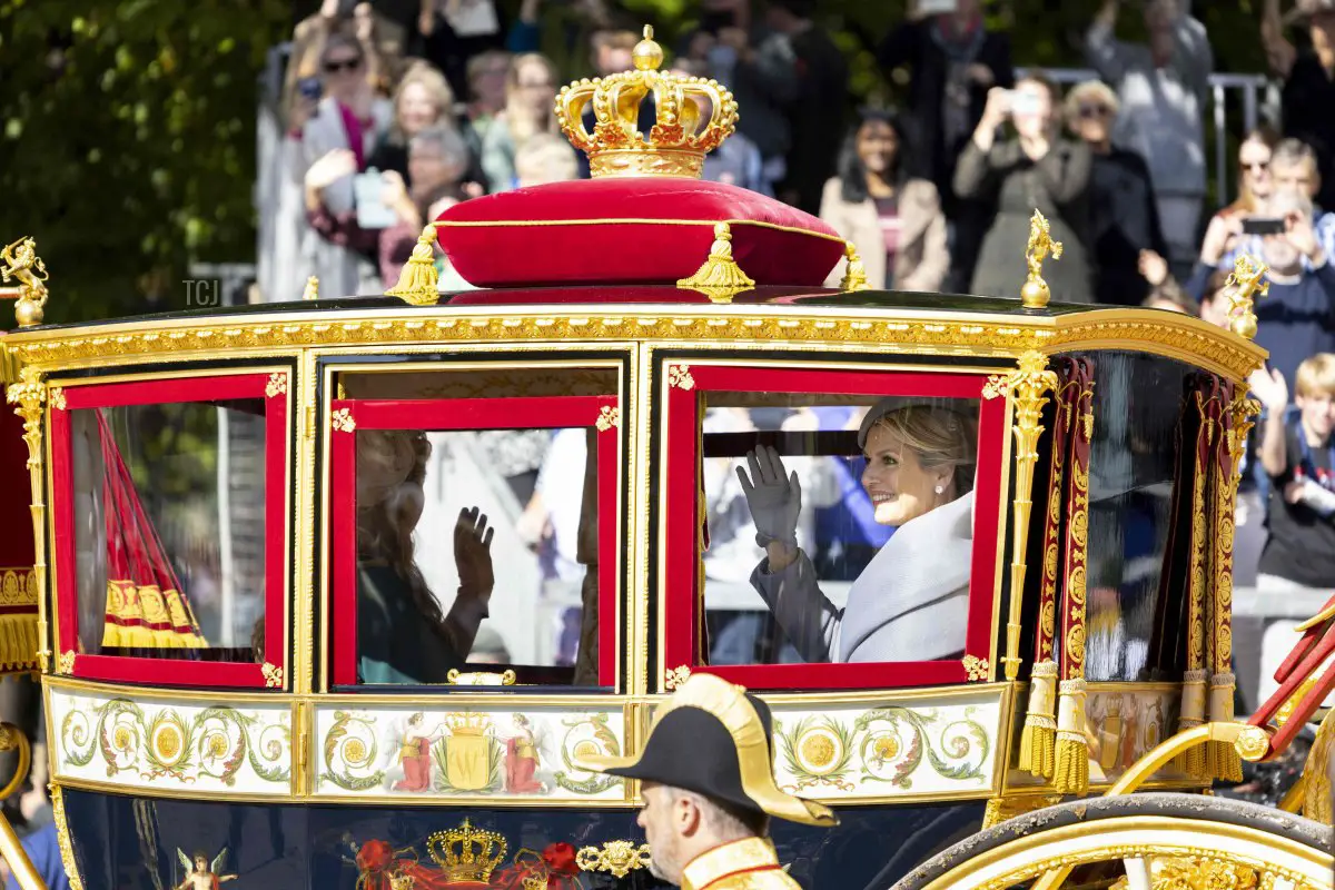 La regina Maxima saluta dalla carrozza di vetro che si muove da Lange Voorhout e dal Palazzo Noordeinde all'Aia, il 20 settembre 2022