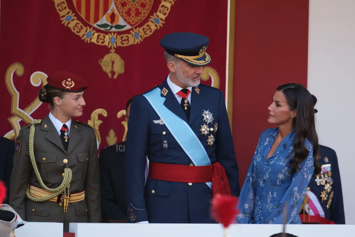 Il Re e la Regina di Spagna, con la Principessa delle Asturie, partecipano a una parata militare durante la Giornata Nazionale del Paese a Madrid il 12 ottobre 2023 (Oscar Gonzalez/Sipa USA/Alamy)