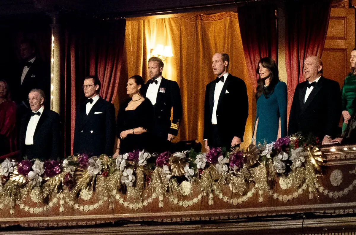 Il Principe e la Principessa di Galles, con la Principessa Ereditaria Victoria e il Principe Daniel di Svezia, partecipano alla Royal Variety Performance a Londra il 30 novembre 2023 (Aaron Chown/PA Images/Alamy)