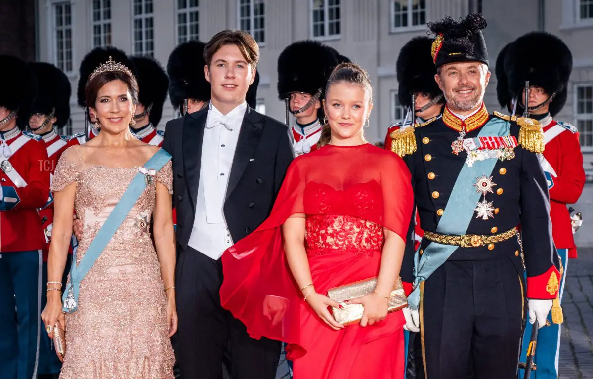 Il Principe Ereditario e la Principessa Ereditaria di Danimarca, con il Principe Christian e la Principessa Isabella, partecipano a un concerto che celebra il Giubileo d'Oro della Regina di Danimarca il 10 settembre 2022 (IDA MARIE ODGAARD/Ritzau Scanpix/AFP via Getty Images)