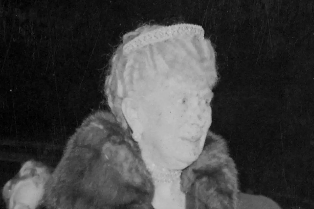 Queen Mary of the United Kingdom arrives for the London premiere of the Gainsborough film The Magic Bow at the Odeon, Marble Arch on October 10, 1946 (Smith Archive/Alamy)