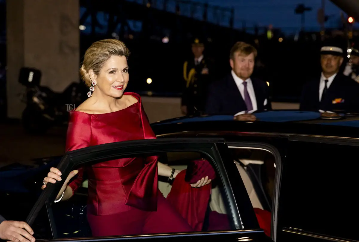 Queen Maxima (L) and King Willem-Alexander of the Netherlands leave after a performance in the Muziekgebouw aan het IJ, on the last day of the state visit by the President of India