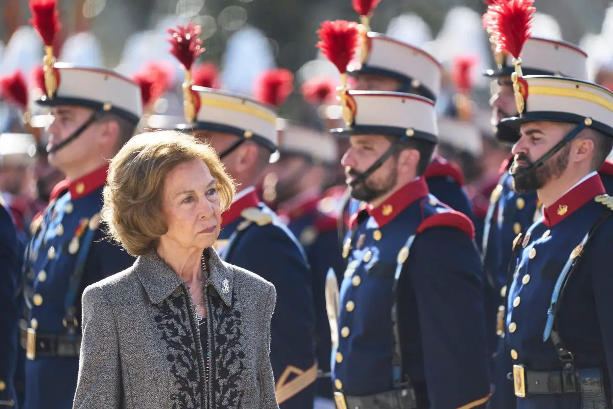 La Regina Sofia di Spagna partecipa alla cerimonia di giuramento al Tricolore spagnolo presso le Caserme del Re a El Pardo il 26 gennaio 2024 (Jack Abuin/Zuma Press/Alamy)