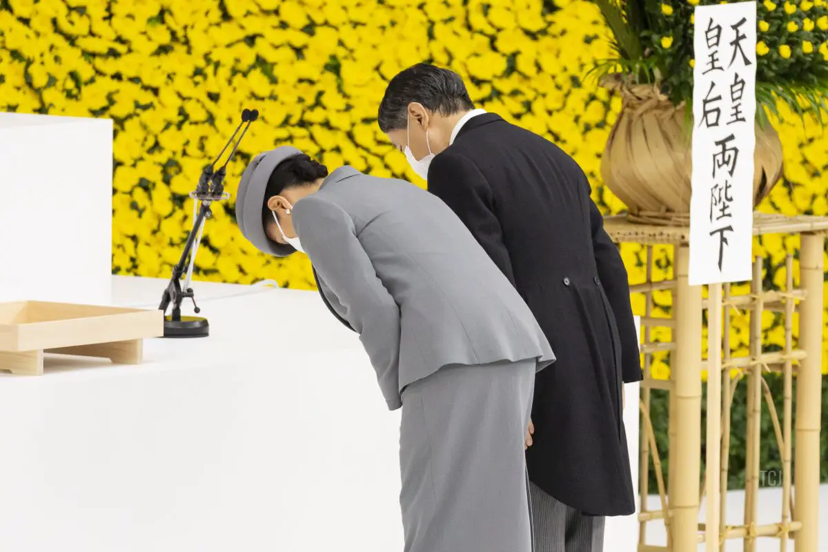 L'Imperatore del Giappone Naruhito (R) e l'Imperatrice Masako si inchinano durante una cerimonia commemorativa che segna il 77° anniversario della resa del Giappone nella Seconda Guerra Mondiale presso la sala Nippon Budokan il 15 agosto 2022 a Tokyo, Giappone