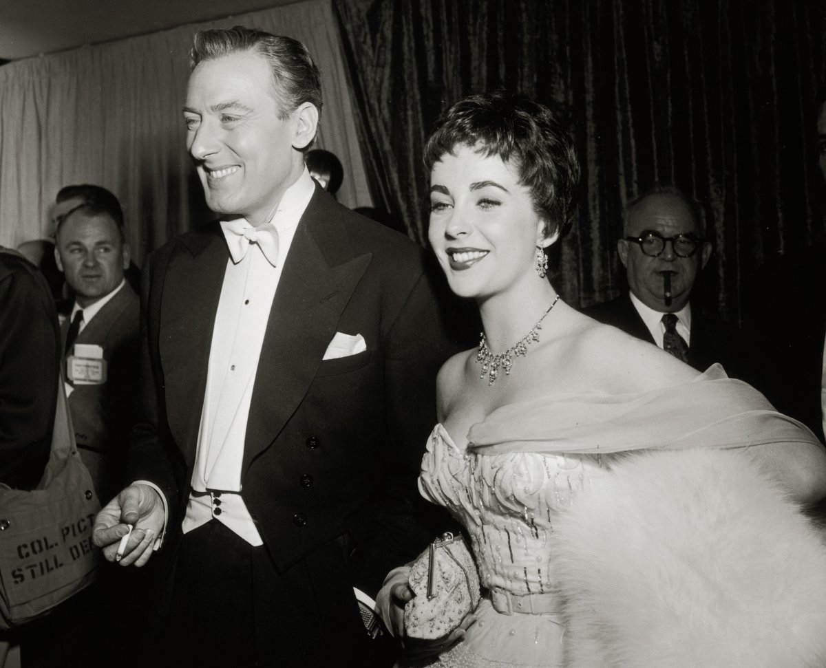 Michael Wilding e Elizabeth Taylor partecipano alla 26a cerimonia degli Academy Awards presso il RKO Pantages Theatre a Hollywood il 25 marzo 1954 (PictureLux/The Hollywood Archive/Alamy)