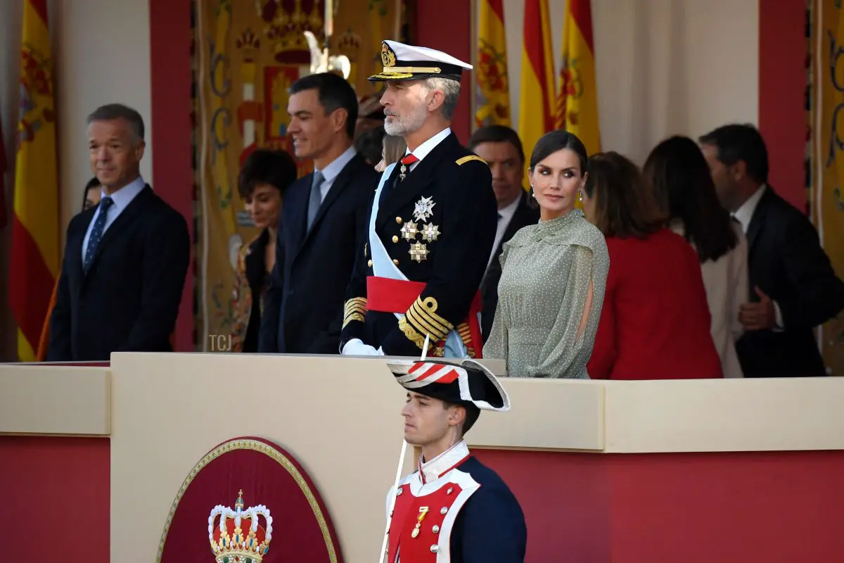 La Regina Letizia di Spagna (C,R), Re Felipe VI di Spagna (C) e il Primo Ministro spagnolo Pedro Sanchez (C,L) partecipano alla sfilata militare per la Giornata Nazionale di Spagna a Madrid il 12 ottobre 2022