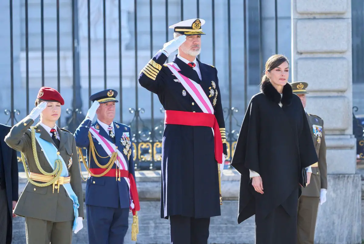 Il Re e la Regina di Spagna, con la Principessa delle Asturie, partecipano alla parata della Pascua Militar al Palazzo Reale di Madrid il 6 gennaio 2024 (MPG/Alamy)