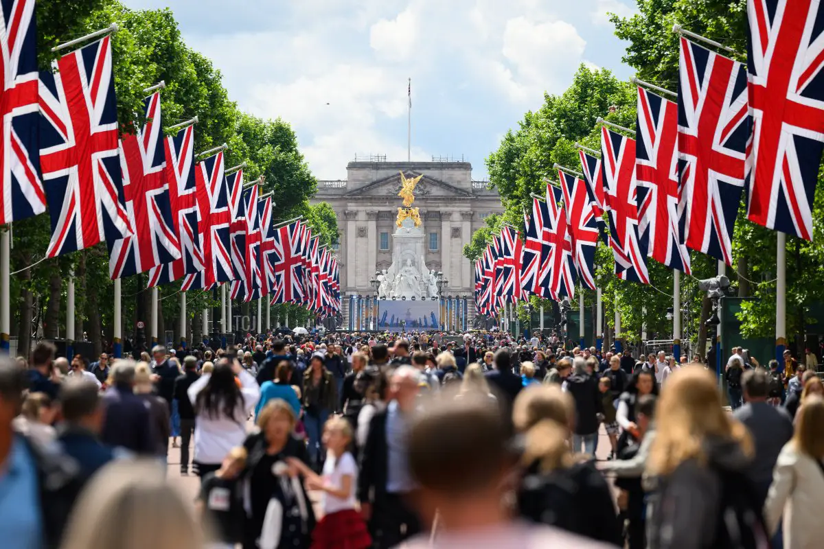 Il pubblico passeggia lungo il Mall in previsione degli eventi del Giubileo, il 1 giugno 2022 a Londra, Inghilterra