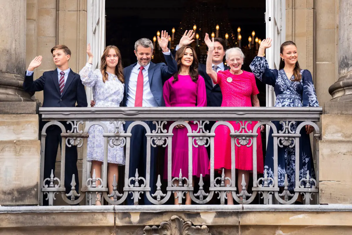 I membri della famiglia reale danese salutano dalla terrazza del Palazzo Frederik VIII ad Amalienborg durante le celebrazioni del compleanno del Re Frederik X il 26 maggio 2024 (Ida Marie Odgaard/Ritzau Scanpix/Alamy)